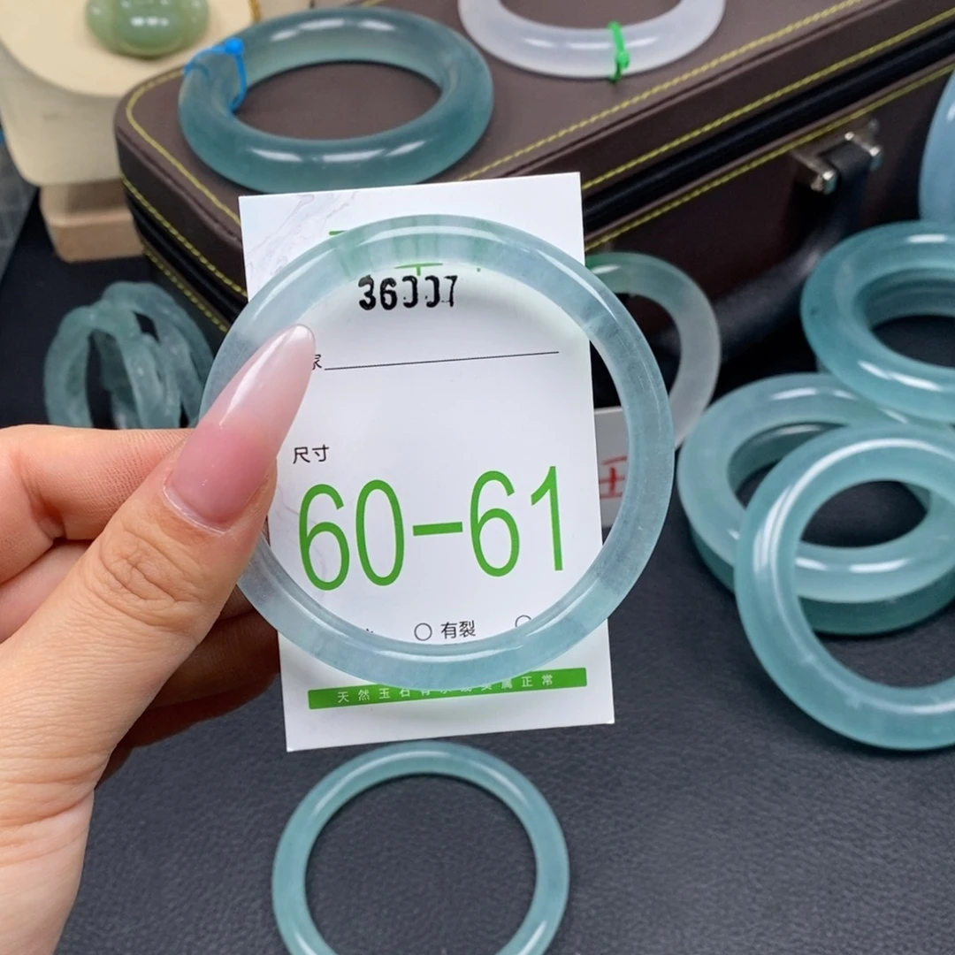 清***气石英质玉未镶嵌手镯