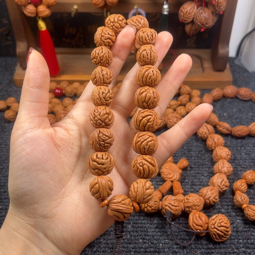 吊坠桃核桃枭手持L13