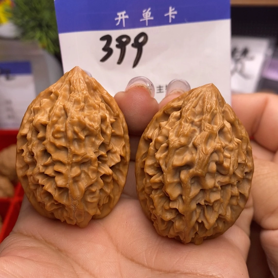 文玩核桃吊坠招财鼠。边36。肚39。丹