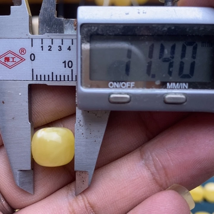 未镶嵌琥珀裸石58号11.4*10微瑕