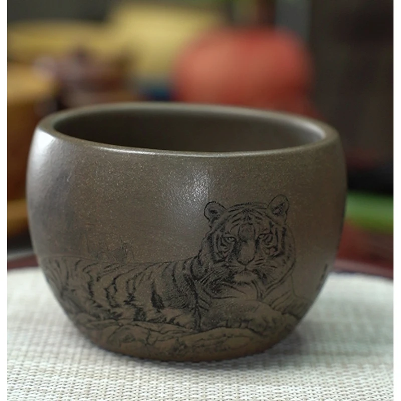 4323宜兴紫砂原矿蟹壳青手工刻绘卧虎藏龙主人杯ZXJ