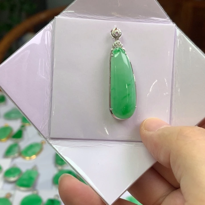 翡翠18K金镶嵌颈饰翡翠吊坠