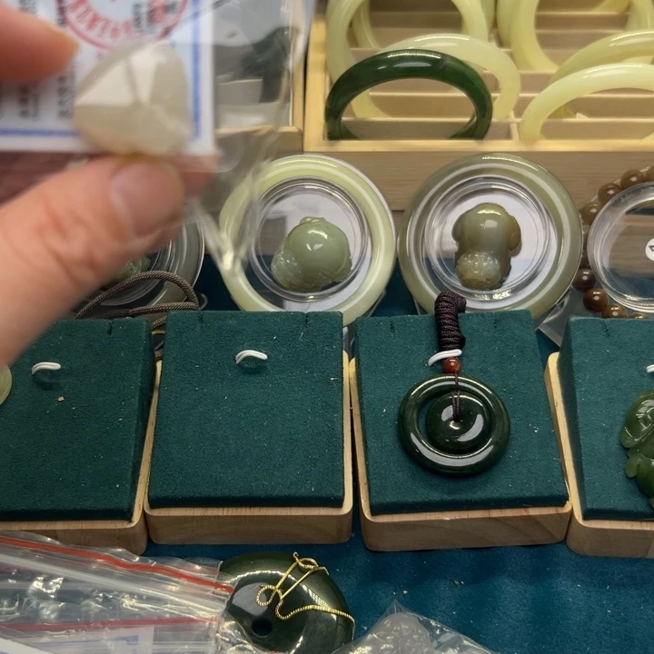 和田玉颈饰未镶嵌梦****?藕粉抱抱佛