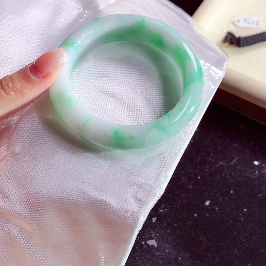 颈饰未镶嵌翡翠小**姐天然