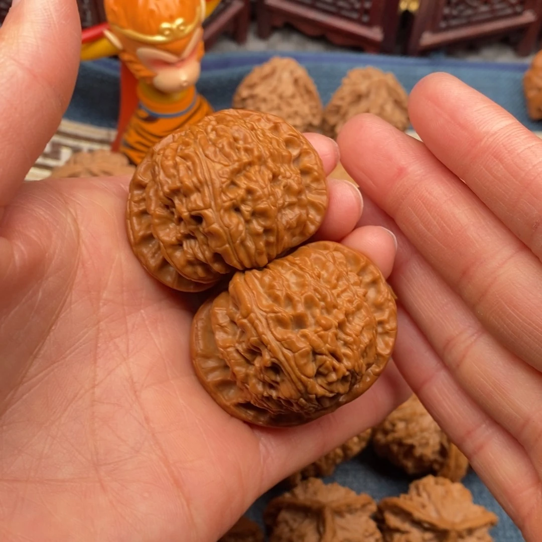 文玩核桃把件43闷白红皮