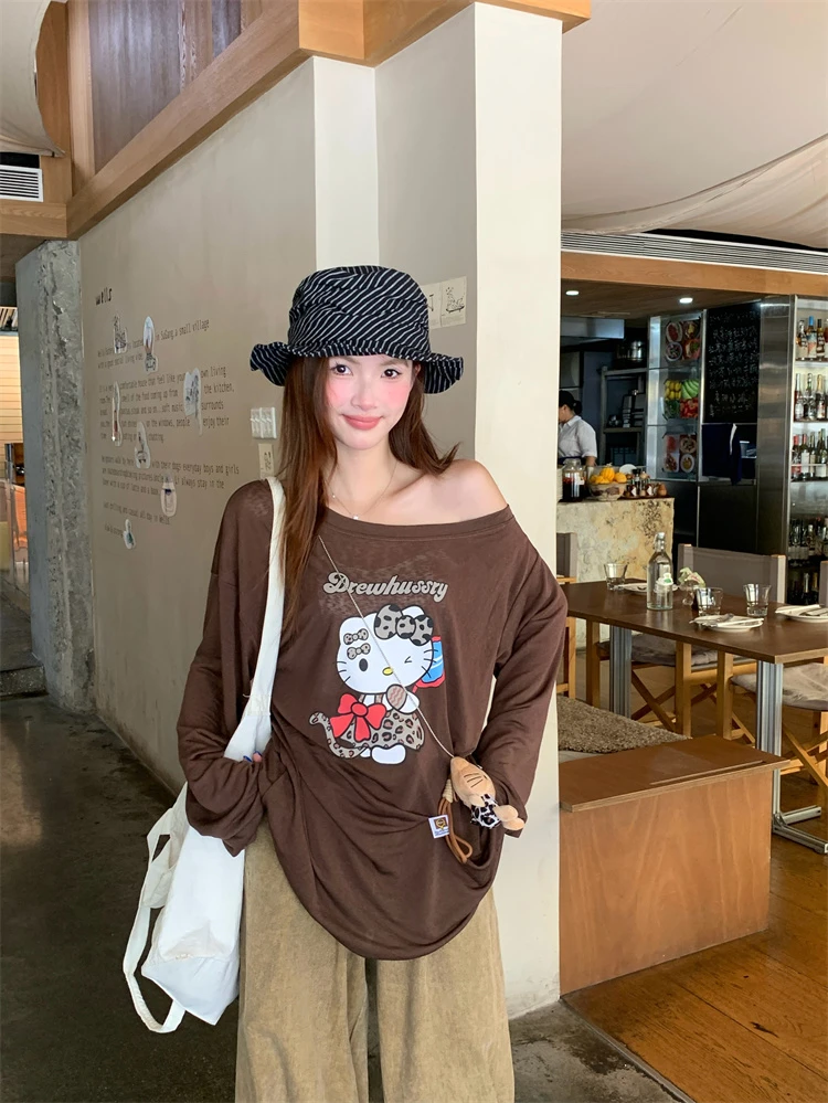 复古咖色Kitty猫印花斜肩长袖T恤女秋季减龄宽松休闲露肩薄款上衣