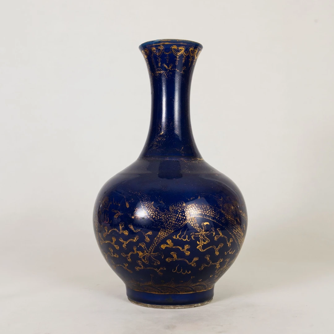 Lot  17 清  霁蓝釉描金龙纹赏瓶(11.20瓷杂拍卖 )