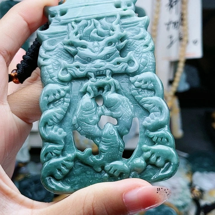 颈饰足铂镶嵌翡翠翡翠