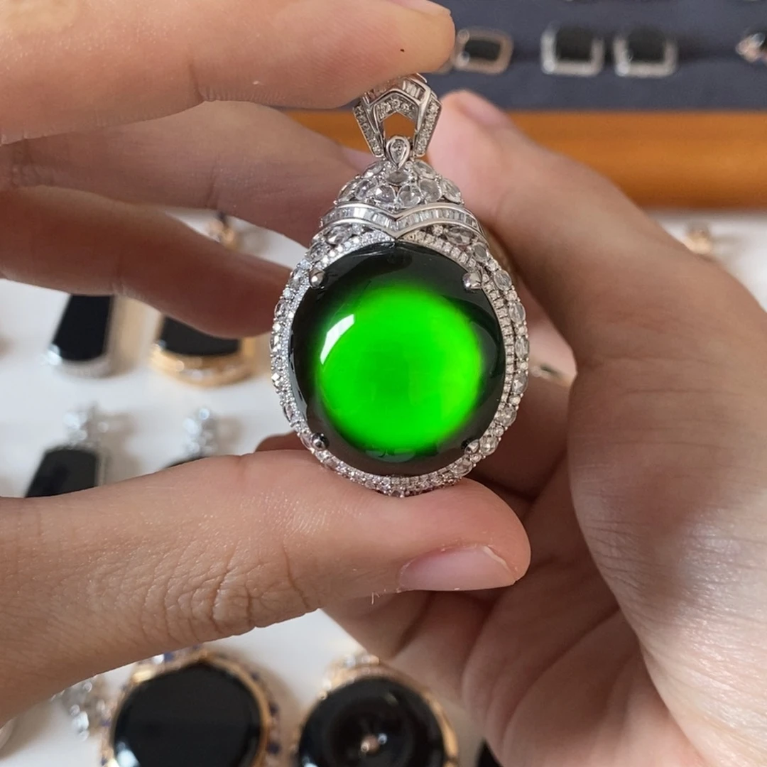 颈饰18K金镶嵌翡翠