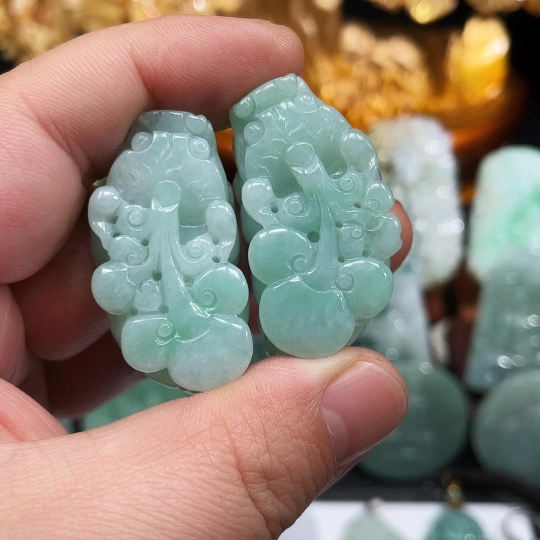 翡翠未镶嵌颈饰貔貅