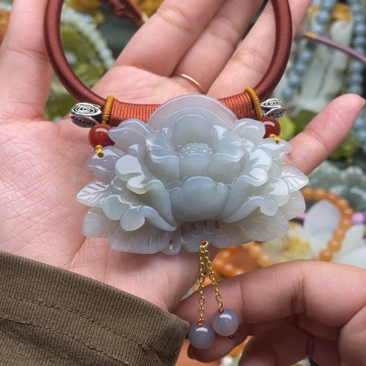 蛇纹石玉吊坠合金