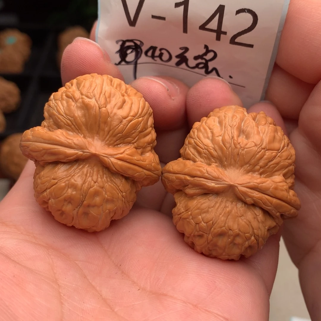 文玩核桃把件40元宝……….