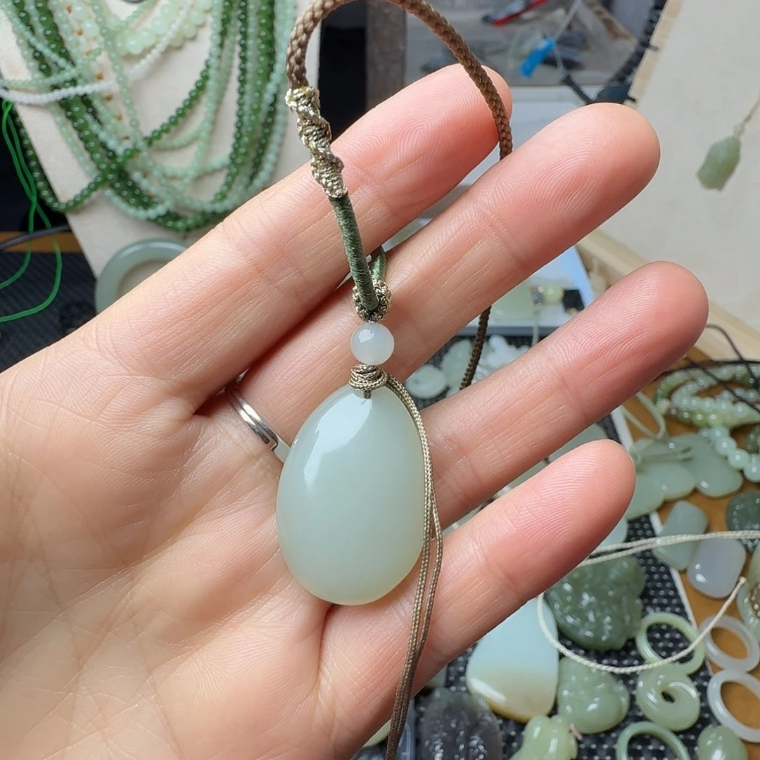 谦***辰和田玉未镶嵌颈饰