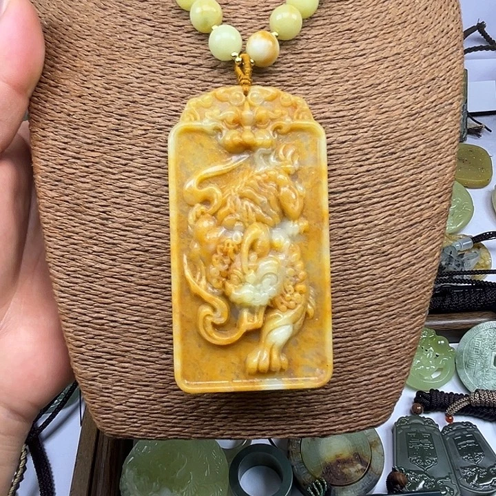 岫玉未镶嵌吊坠(赠链)