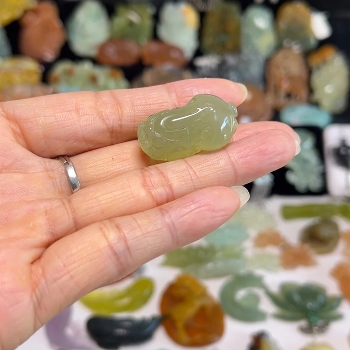 蛇纹石玉未镶嵌颈饰