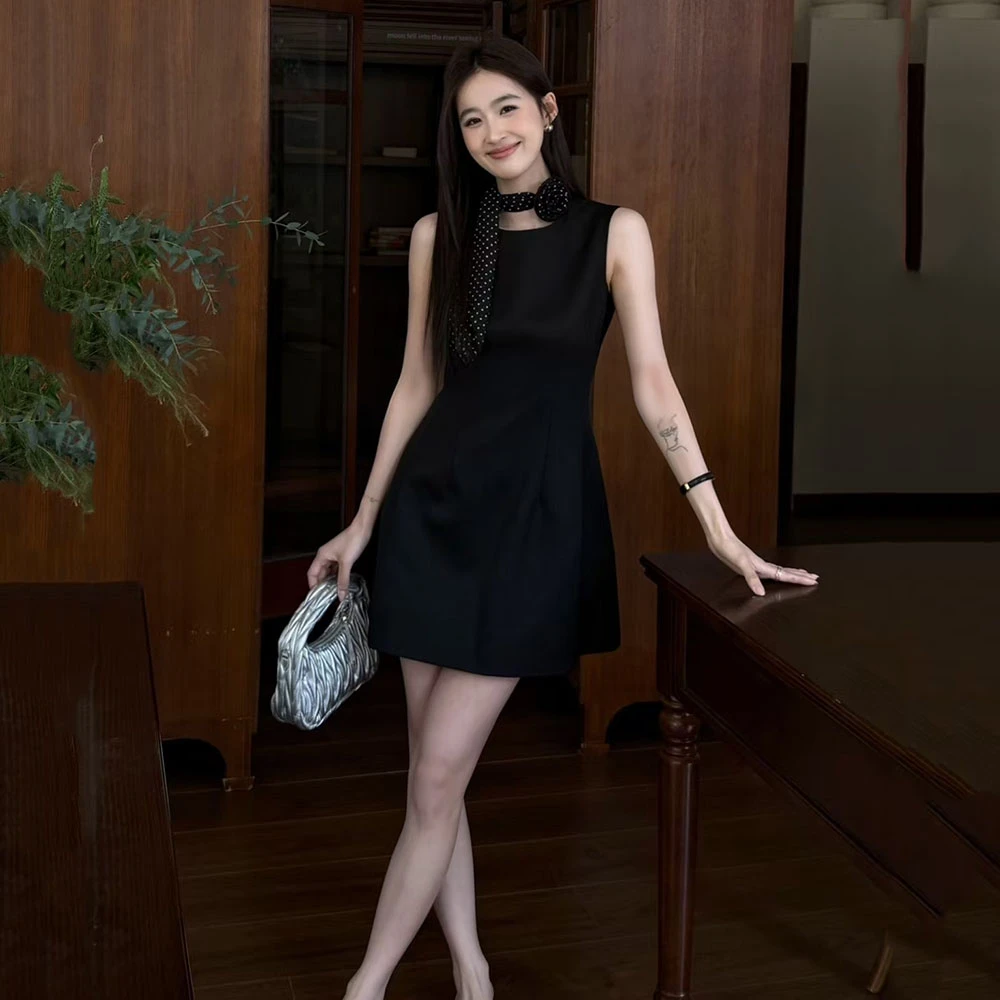 赫本风精致优雅气质小女人修身显瘦连衣裙配玫瑰花丝巾小众礼服