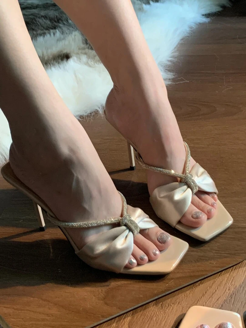 一字带水钻高跟鞋女2025夏季新款绝美蝴蝶结百搭气质半拖凉鞋外穿