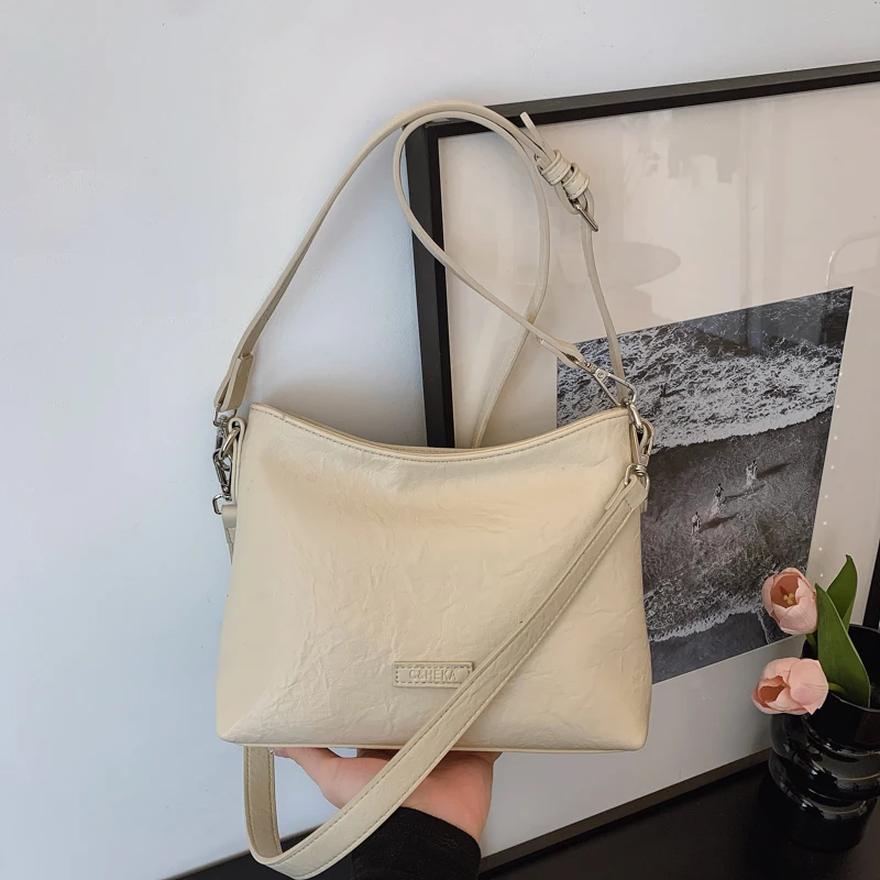 今年流行爆款包包女秋冬斜挎包时尚简约单肩包大容量通勤托特包