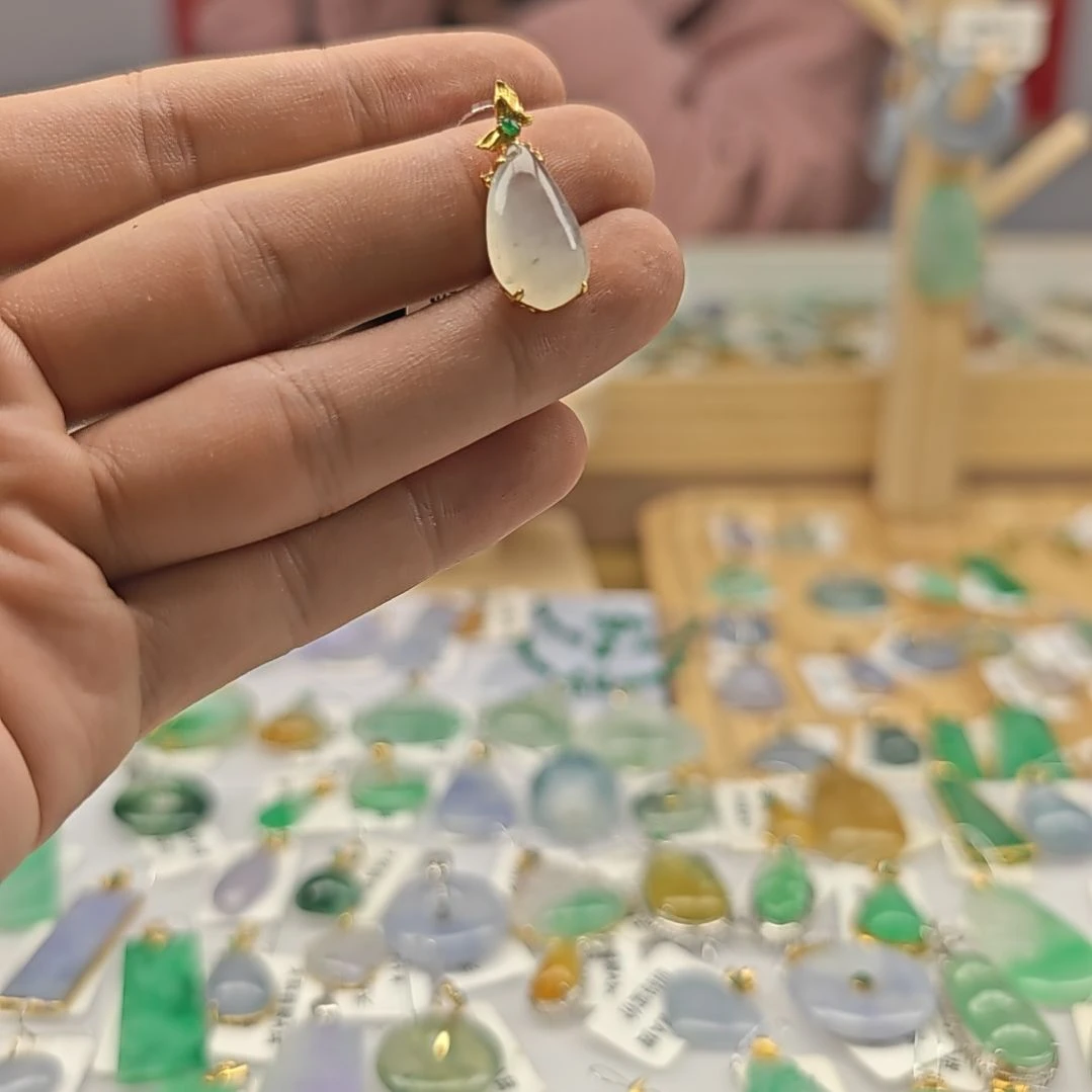 翡翠18K金镶嵌颈饰