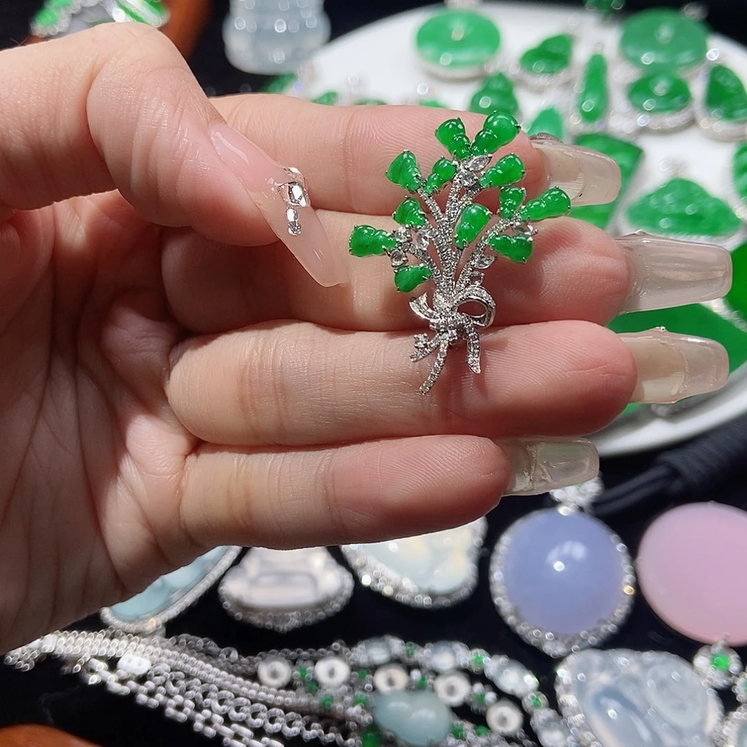 翡翠吊坠(不含链)18K金镶嵌胸针