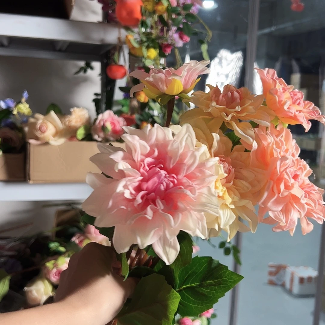 3枝手感保湿大丽花。