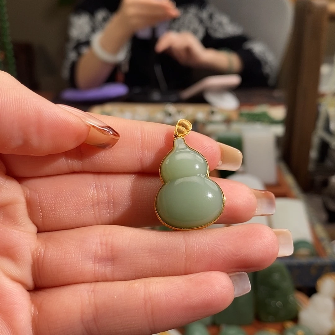 和田玉18K金镶嵌吊坠(赠链)