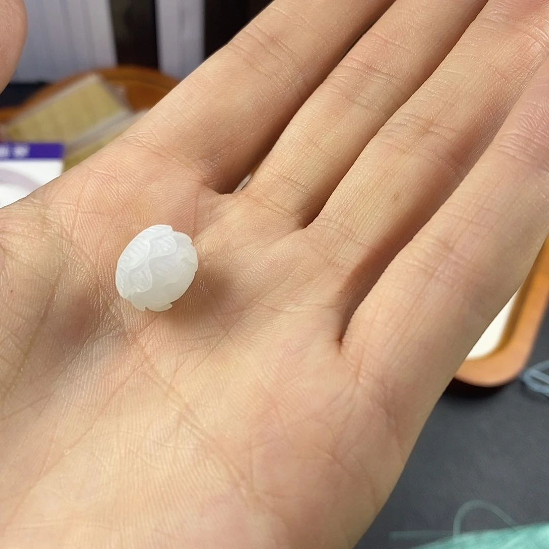 翡翠未镶嵌颈饰莲花扣头