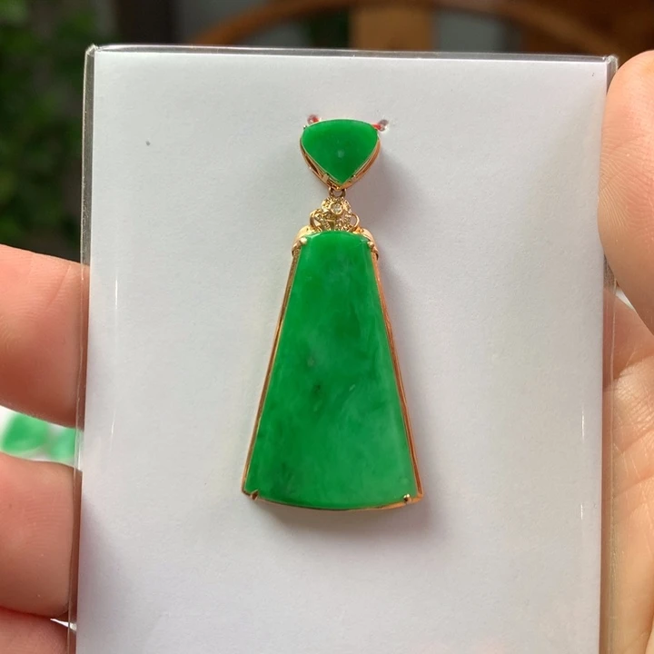 翡翠18K金镶嵌颈饰翡翠吊坠