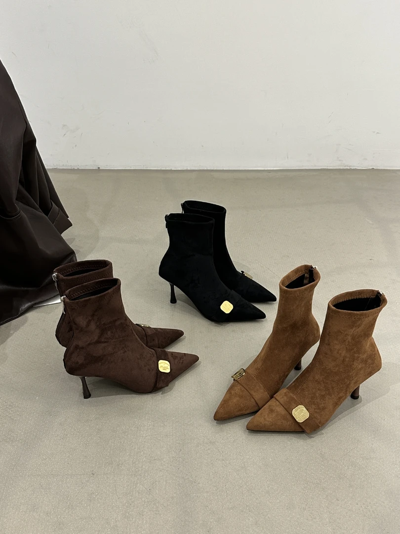 2025冬季新款绒面美拉德棕色尖头高跟短筒瘦瘦靴细跟时尚加绒短靴