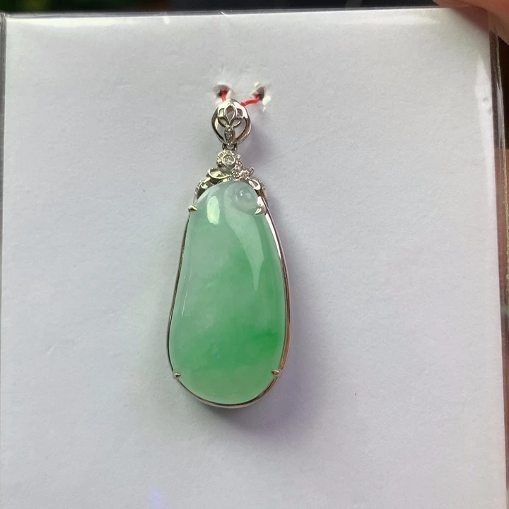 颈饰18K金镶嵌翡翠