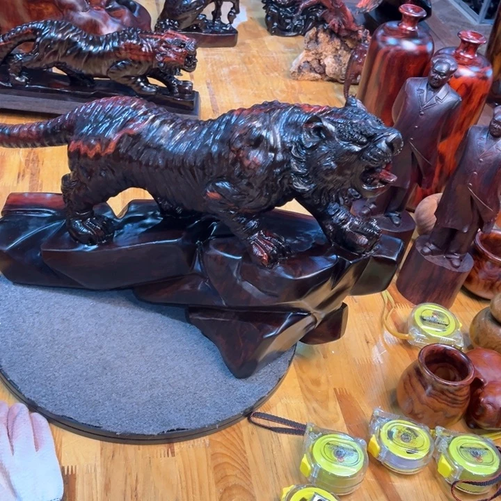 交趾黄檀（大红酸枝）浅****雾老虎摆件