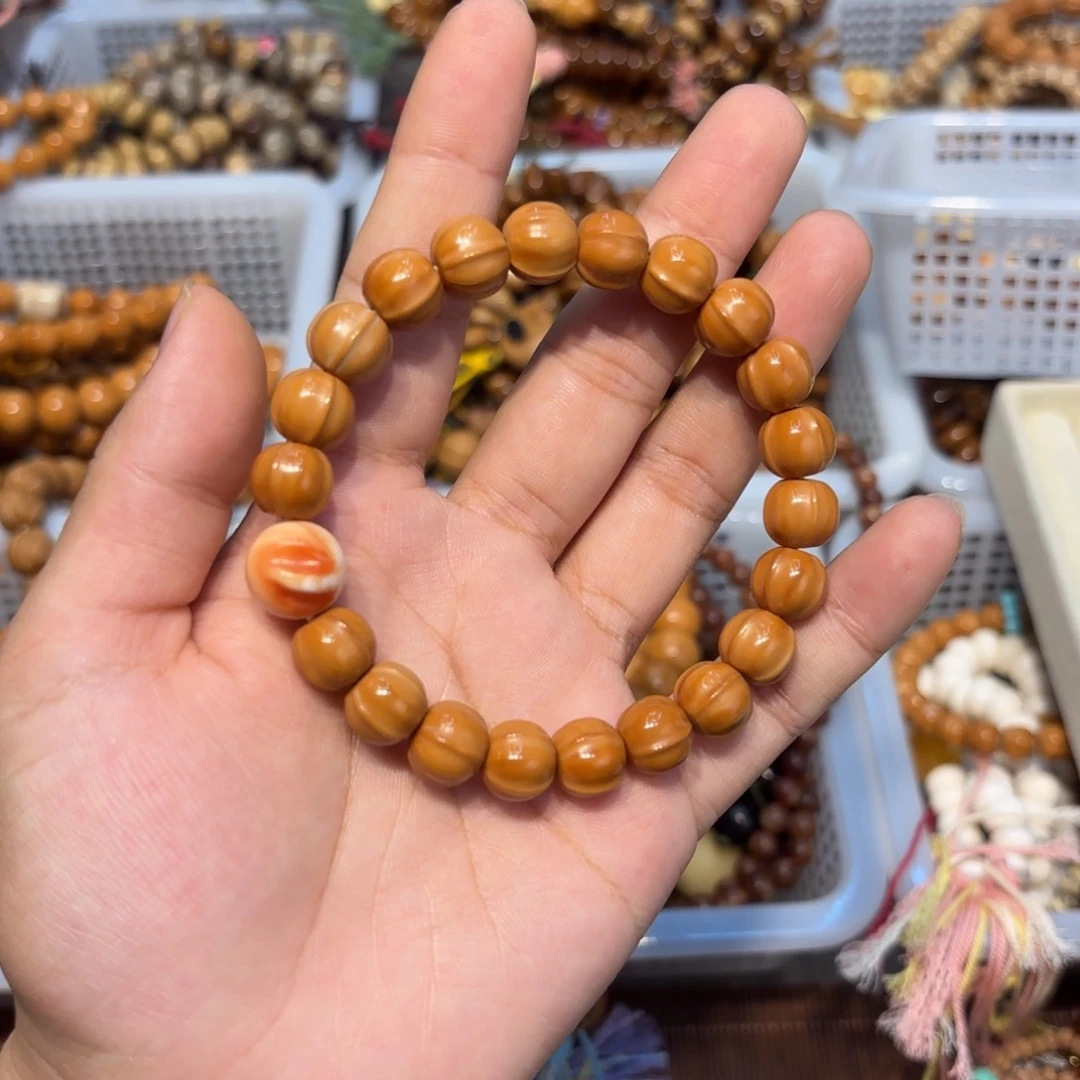 白玉菩提吊坠猴头鲨鱼背