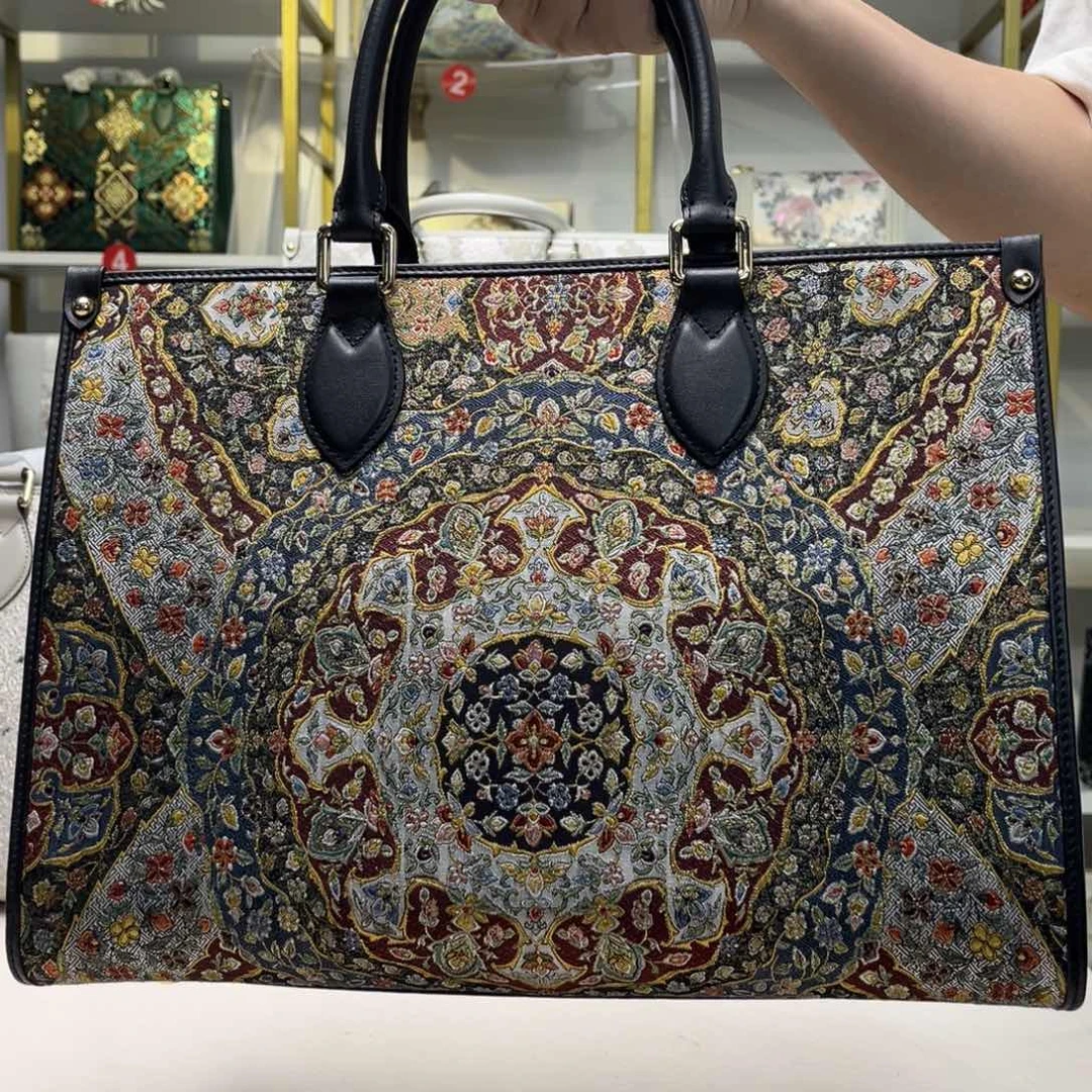 楠***～织绣高定风雨中的花朵，倔强又美丽。大漏