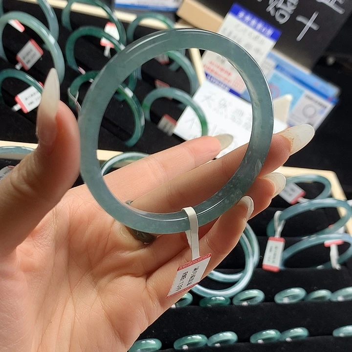 翡翠手镯未镶嵌牛**M方镯