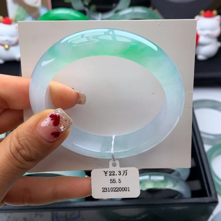 翡翠手镯未镶嵌冰阳绿正圈泥鳅背