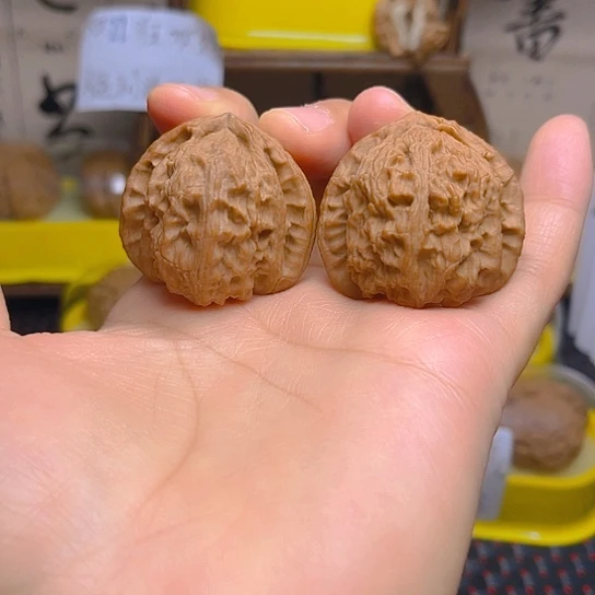 文玩核桃吊坠白狮