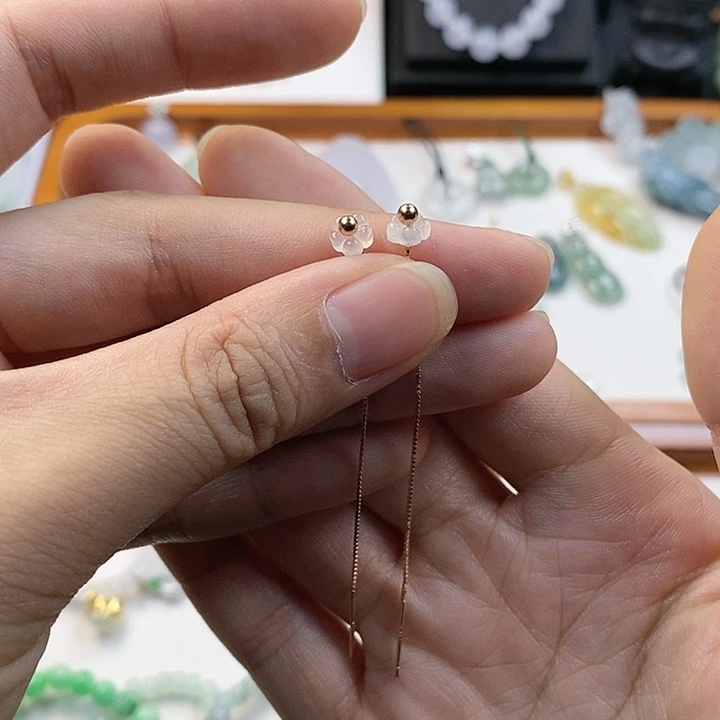 【闪购商品】翡翠裸石耳线。
