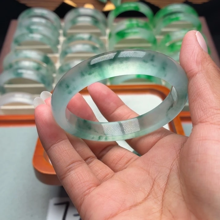 酸***辣石英质玉未镶嵌手镯