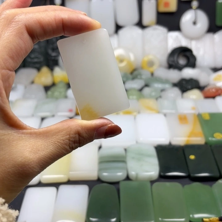 石英质玉（金丝玉）未镶嵌颈饰