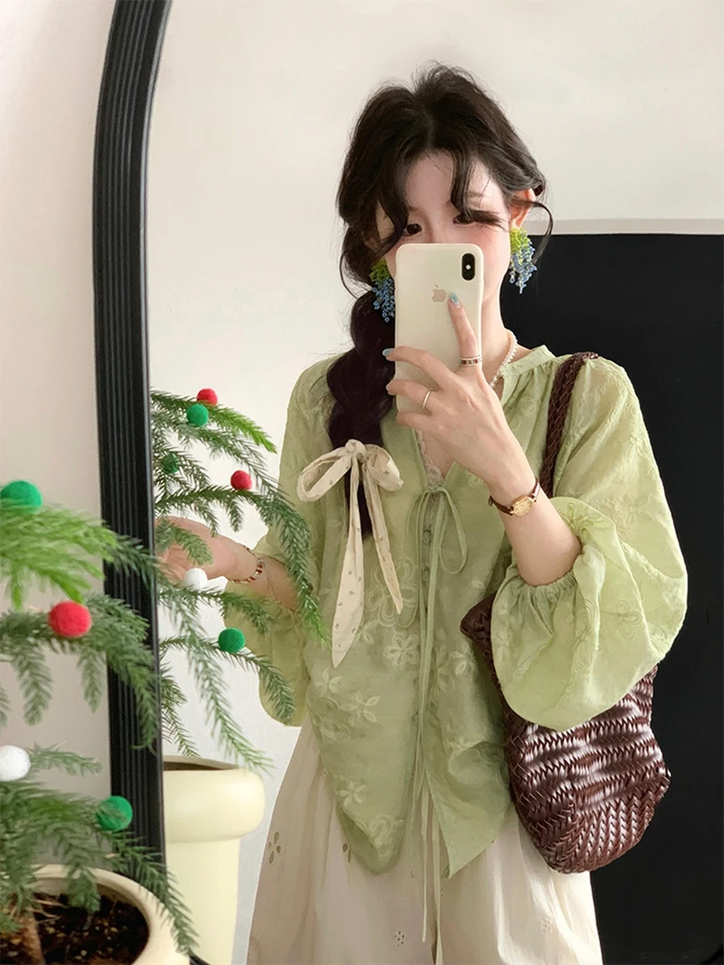 早秋超好看独特漂亮减龄上衣清爽通勤穿搭绿色灯笼袖碎花系带衬衫