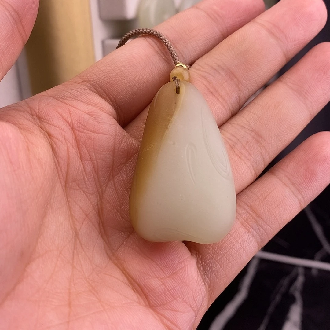 莴***扁和田玉（糖玉）未镶嵌颈饰
