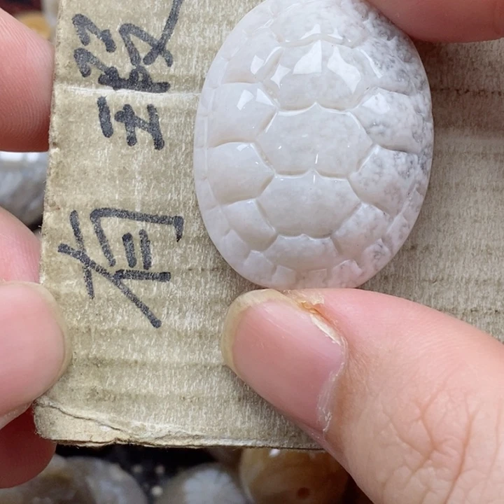 颈饰未镶嵌硅化珊瑚（珊瑚玉）龙**人