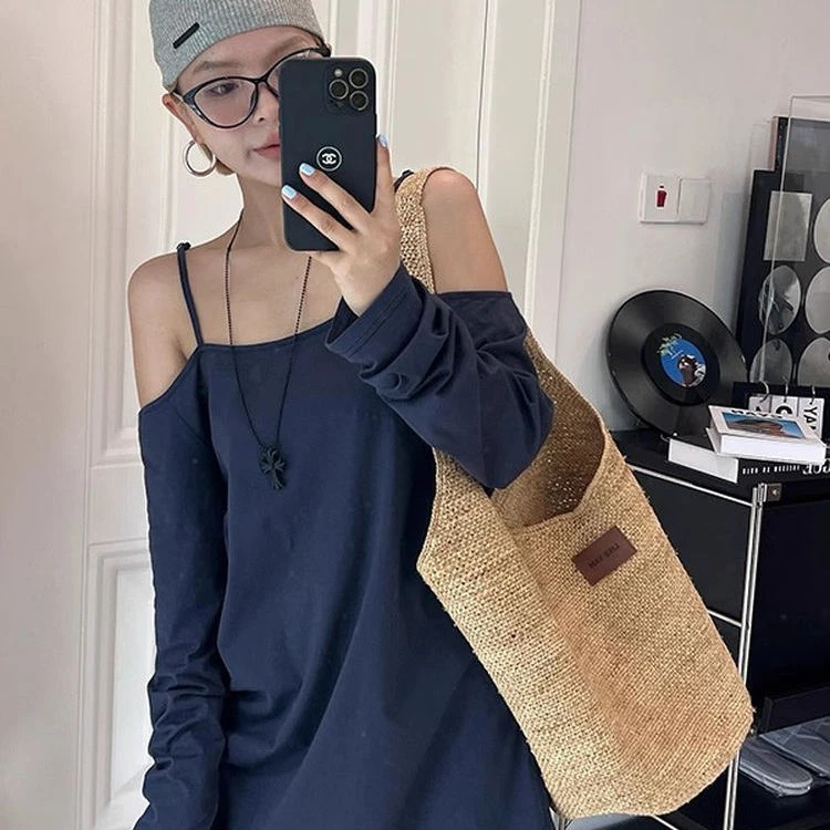 巨好看的洋气上衣设计感宽松休闲藏青色长袖一字肩露肩百搭t恤女