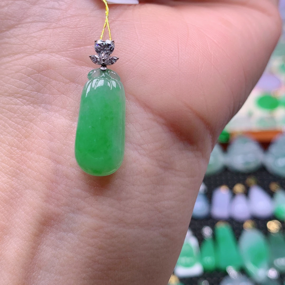 缅甸天然A货翡翠，冰绿福瓜说编号13/1110尺寸21.6-9.6-3.8