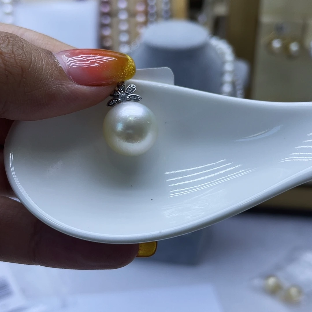 18K金镶嵌海水珍珠颈饰