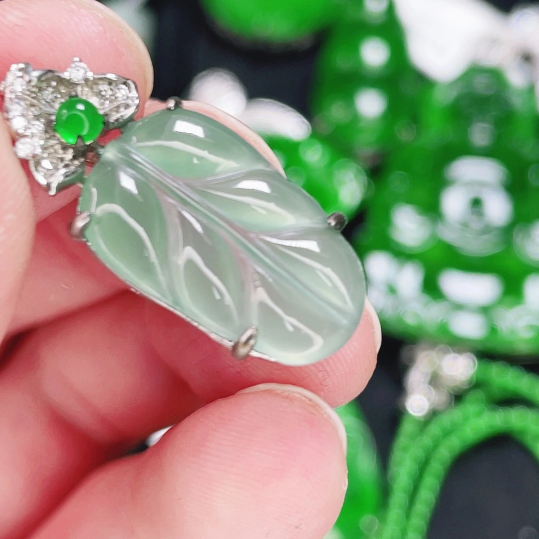 翡翠未镶嵌颈饰383