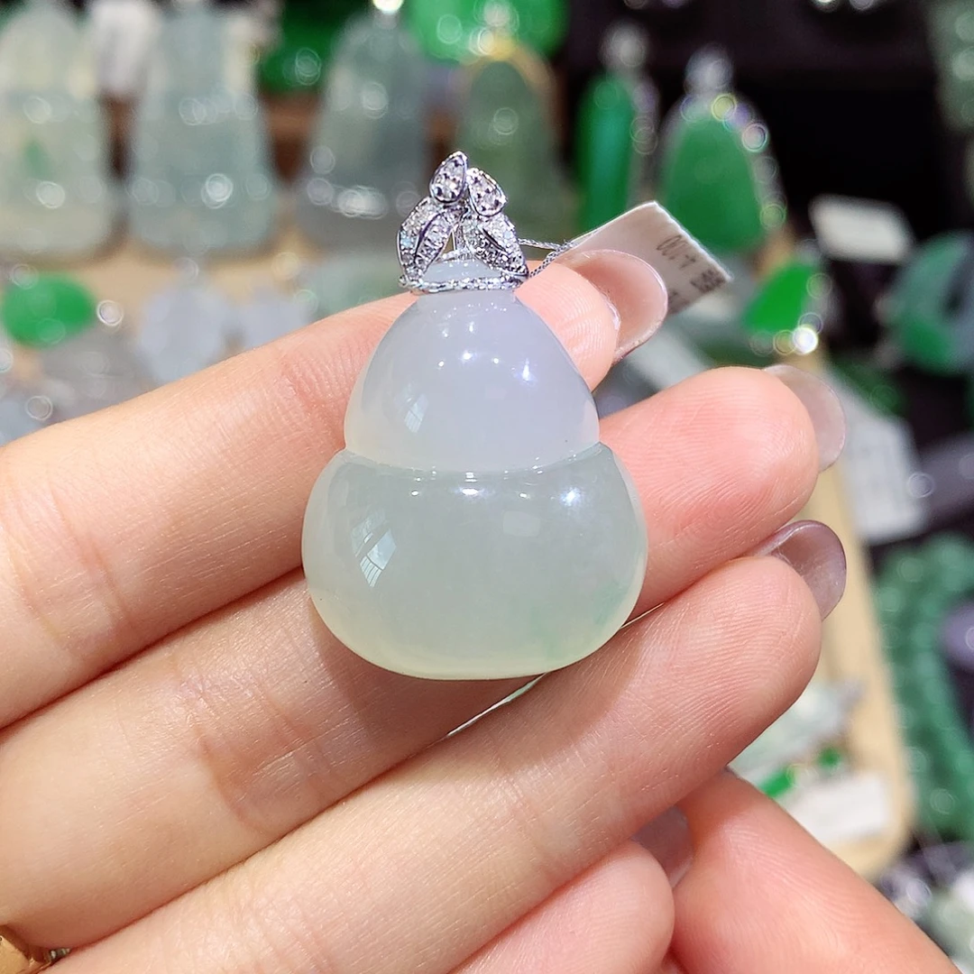 翡翠18K金镶嵌颈饰葫芦