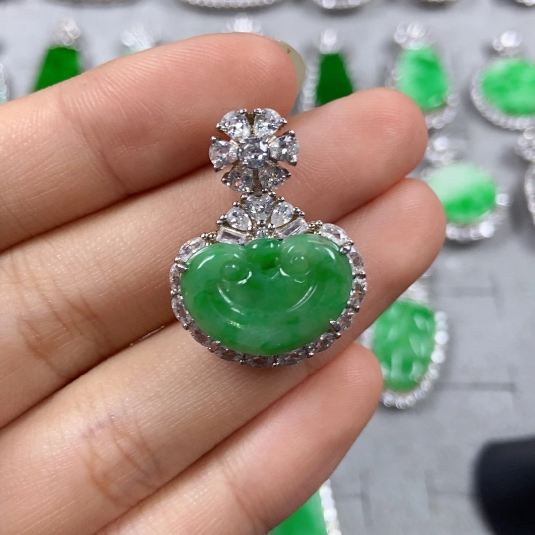 翡翠未镶嵌颈饰如意