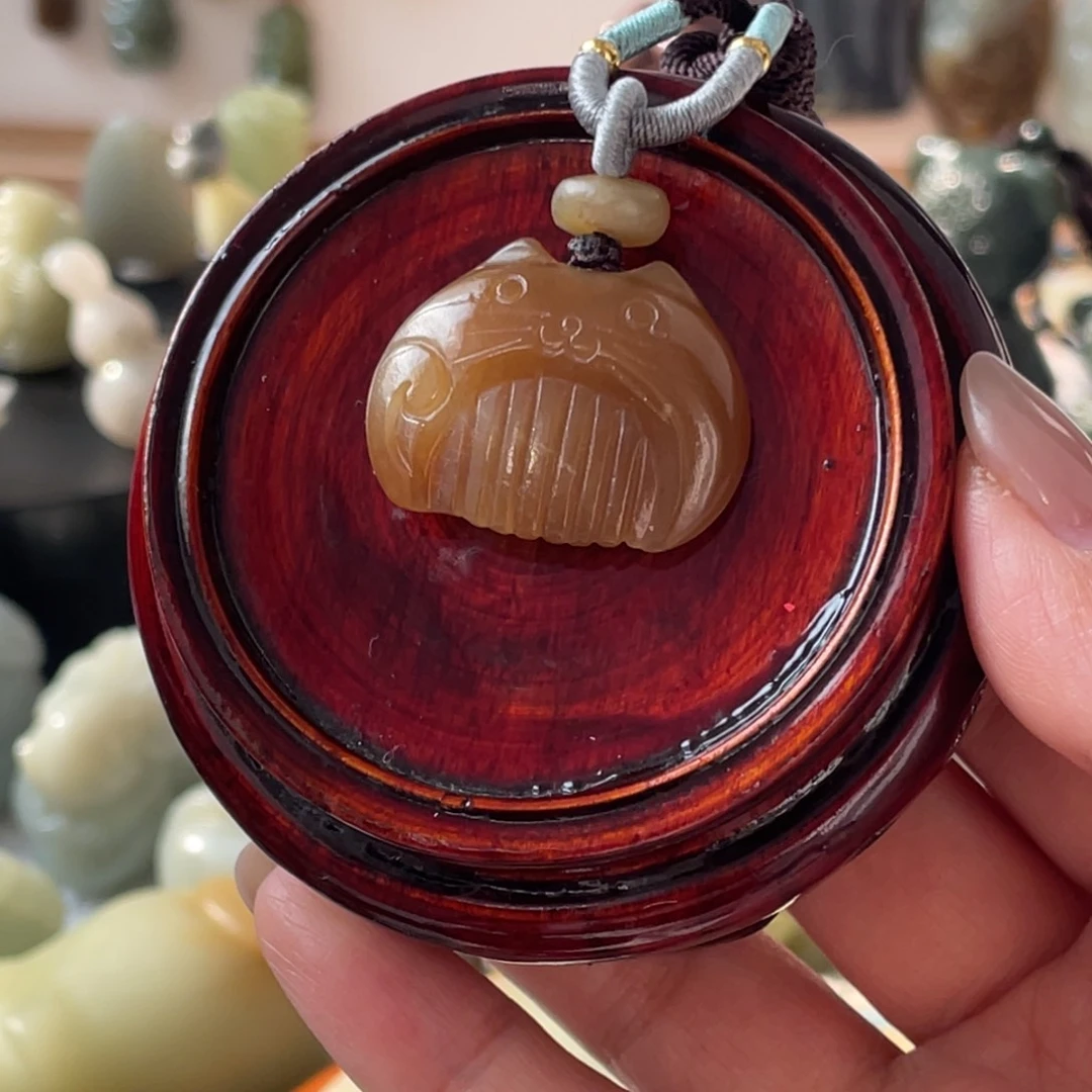 和田玉（糖玉）未镶嵌颈饰红糖一梳百顺