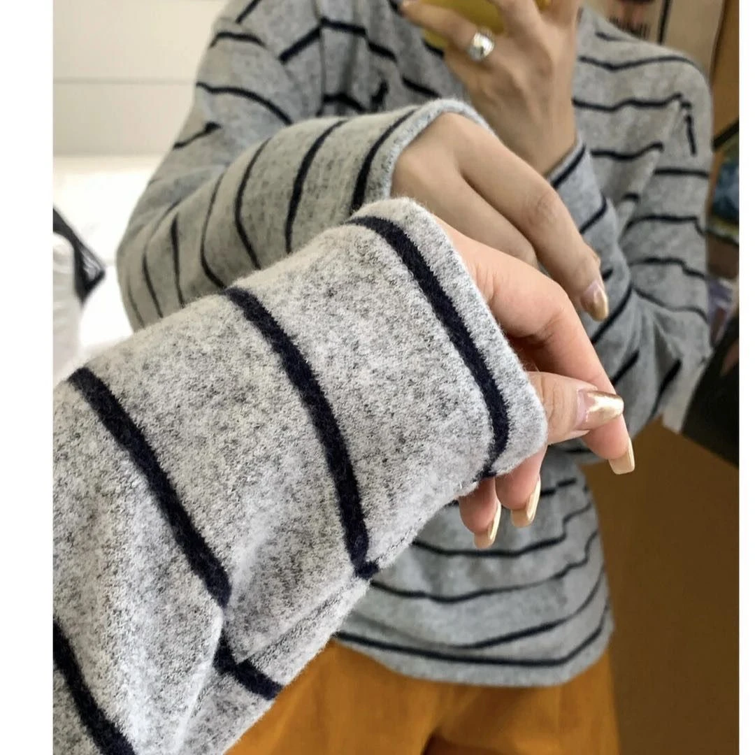 韩系慵懒浅灰条纹磨毛长袖T恤女秋冬圆领宽松显瘦软糯打底衫上衣